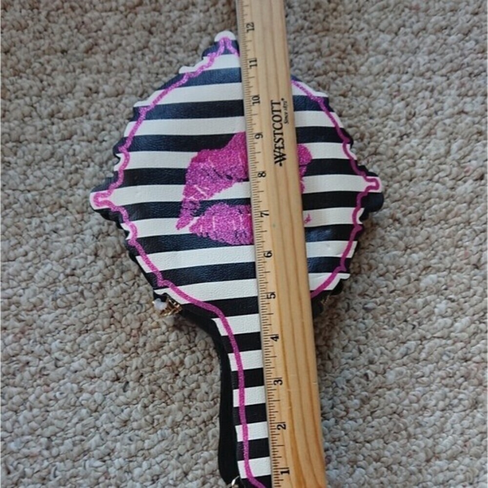 Super fun Betsey Johnson Glitter lips Mirror wristlet - Picture 9 of 12